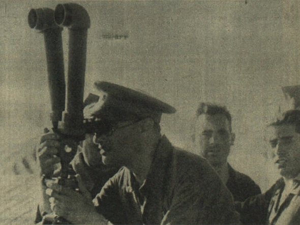 Archivo:Oficial republicano mirando a través del telémetro los efectos del bombardeo en la ofensiva de Córdoba. Ahora. 30 de agosto de 1936.png