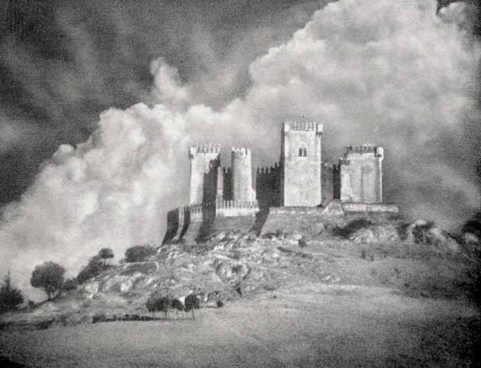 Archivo:Castillo de Almodóvar. Carbón directo sobre papel fresson. José Ortiz Echagüe, 1945. Fondo Fotográfico de la Universidad de Navarra. 3.jpg