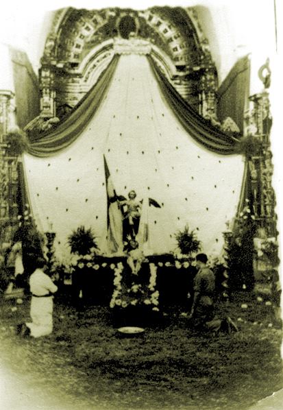 Archivo:Besapiés extraordinario al Cristo de la Misericordia, celebrado en la Magdalena el 18 de julio de 1937, para rezar por el final de la guerra.jpg
