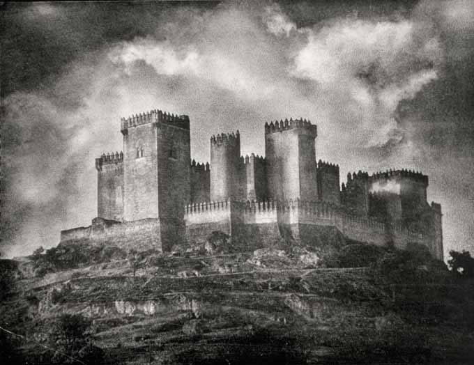 Archivo:Castillo de Almodóvar. Carbón directo sobre papel fresson. José Ortiz Echagüe, 1945. Fondo Fotográfico de la Universidad de Navarra. 2.jpg
