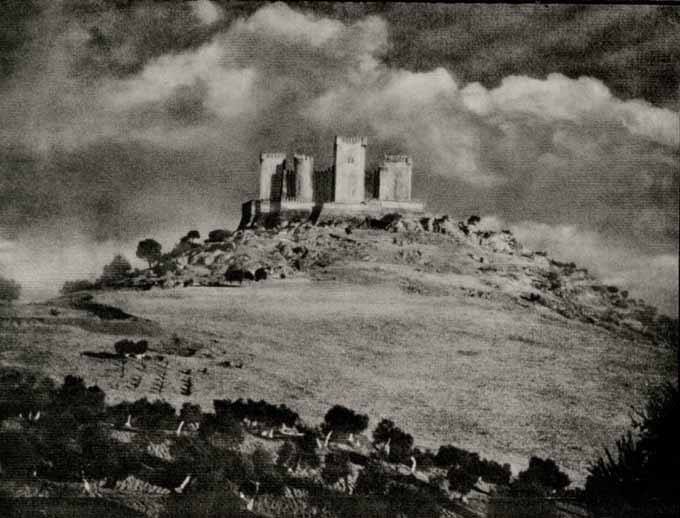 Archivo:Castillo de Almodóvar. Carbón directo sobre papel fresson. José Ortiz Echagüe, 1945. Fondo Fotográfico de la Universidad de Navarra. 1.jpg