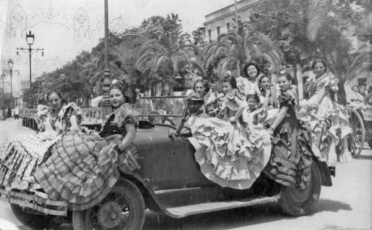 Archivo:Mujeres vestidas de gitana en Córdoba. Feria de NUestra Señora de la Salud (19419. Alumnas de Rita Fragero.jpg