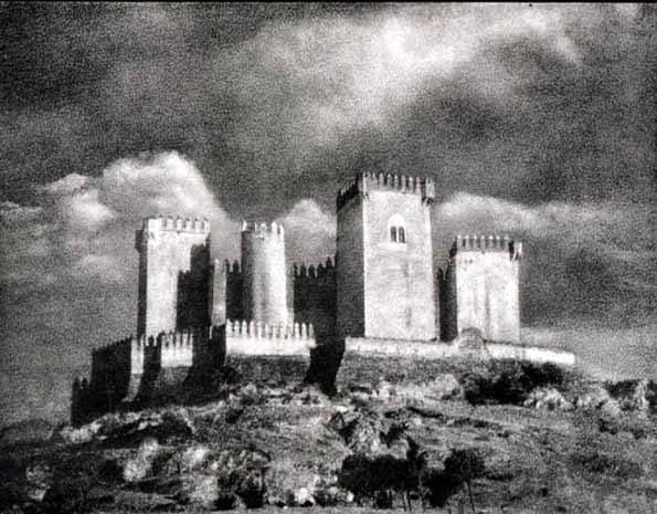 Archivo:Castillo de Almodóvar. Carbón directo sobre papel fresson. José Ortiz Echagüe, 1945. Fondo Fotográfico de la Universidad de Navarra. 5.jpg