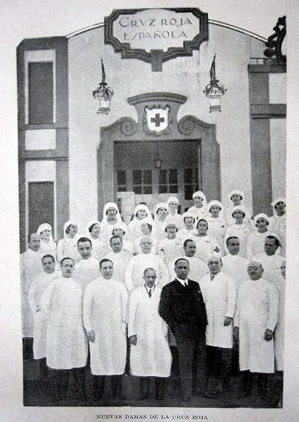 Archivo:Enero de 1934. "El cuerpo de médicos de la Cruz Roja de Córdoba impone los brazaletes a las nuevas damas de la benéfica institución". Foto Santos..jpg