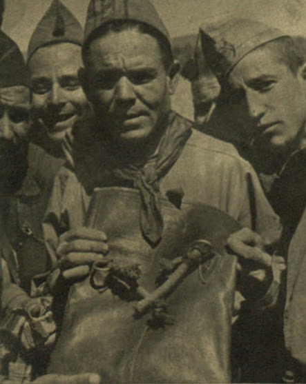 Archivo:Soldados republicanos con una mochila de un rifeño capturado o muerto en el frente de Córdoba. Ahora 13 de septiembre de 1936.jpg