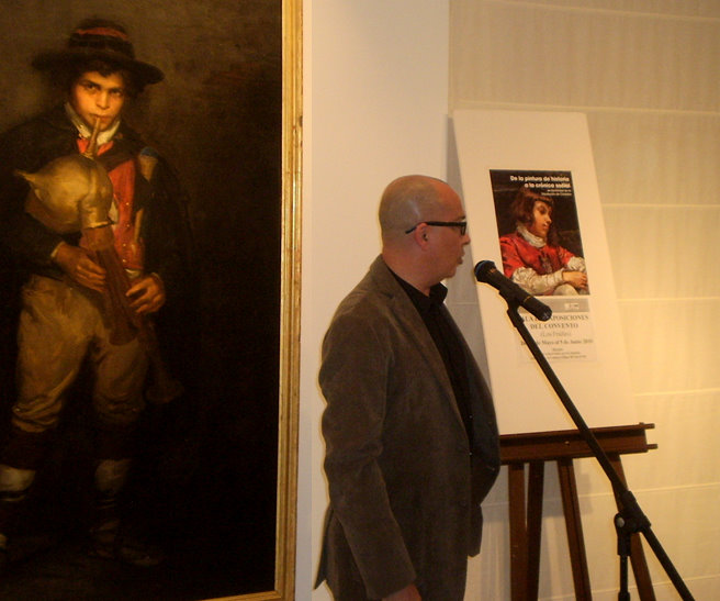 Archivo:José Álvarez durante la inauguración como comisario de la exposición De la pintura de historia a la crónica social. Puente Genil, mayo 2010.jpg