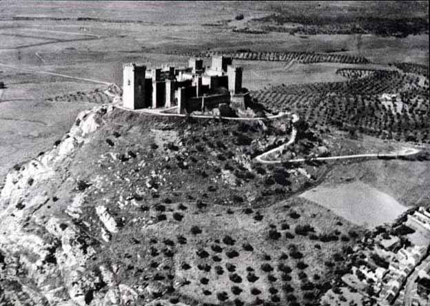 Archivo:Castillo de Almodóvar. Carbón directo sobre papel fresson. José Ortiz Echagüe, 1945. Fondo Fotográfico de la Universidad de Navarra. 4.jpg