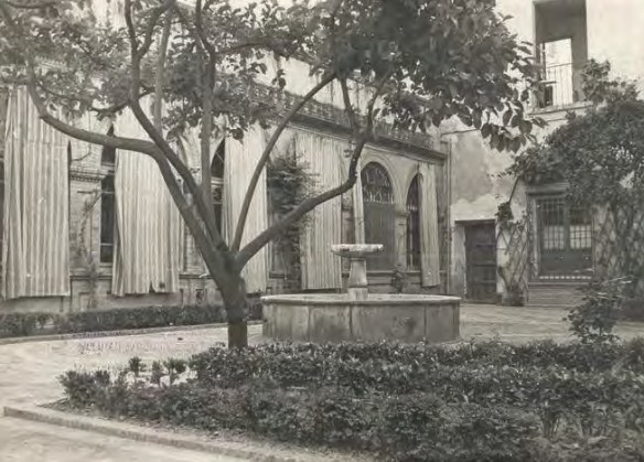 Archivo:Patio institucional que ya es historia, pues perteneció a las antiguas Casas Consistoriales derribadas en los años sesenta, en cuyo solar se levanta el actual Ayuntamiento, inaugurado en 1985. Foto Ladis. Archivo Municipal de Córdoba.jpg