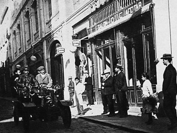 Archivo:Calle Gondomar con el primer vehículo de Florentino Sotomayor.png