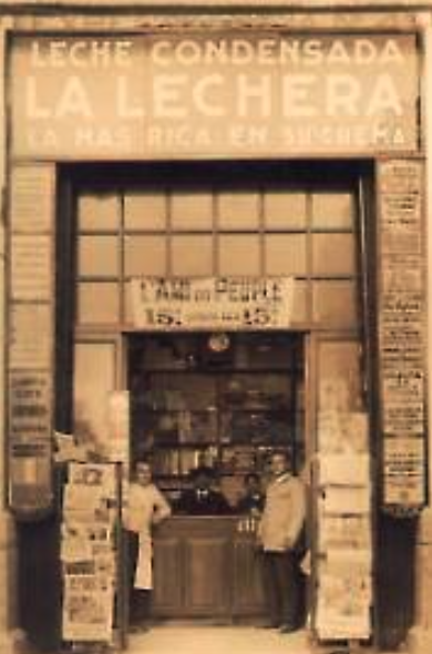 Archivo:Plaza de las Tendillas. Establecimiento de Revistas y Periódicos de Andrés Gracia Ruiz (centro), con sus hijos (de izquierda a derecha) Rafael, Antonio Y Andrés.png
