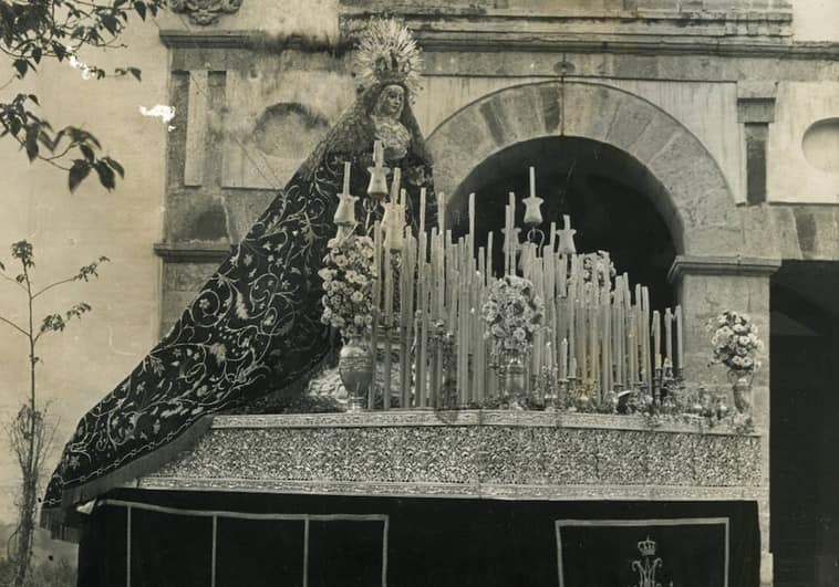 Archivo:Ntra Sr de la Soledad en el año 1931,en San Cayetano,es la virgen que acompaña Ntro Padre Jesus Caido (sin palio).jpg