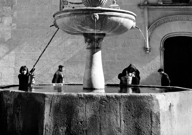 Archivo:Personas sacando agua de la fuente de la plaza del Potro (1941). Erika Groth-Schmachtenberger.jpg