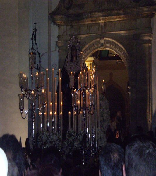 Archivo:Soledad saliendo de la iglesia.JPG