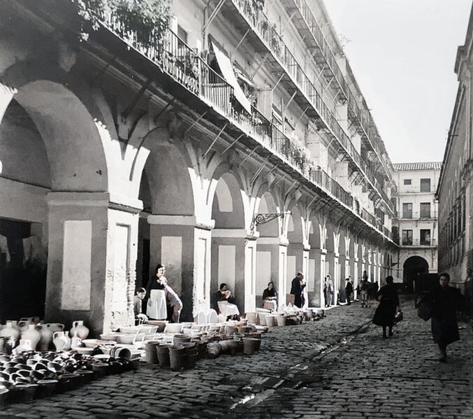 Archivo:Vista de los soportales de La Corredera, con el mercado central a la derecha. Año 1935. Fot- P. Verger. .jpg
