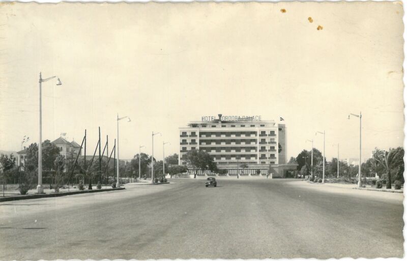 Archivo:Avenida del Conde de Vallellano.jpg