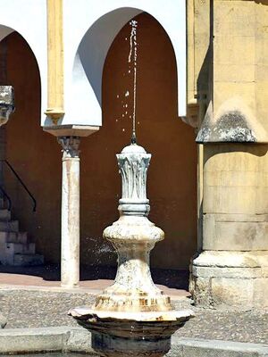 Surtidor de la fuente de Santa María del patio de los Naranjos (2007).jpg.jpg