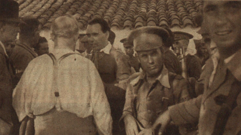 Archivo:Vecinos de Dos Torres informan al Capitán Casted sobre las líneas enemigas. Ahora (Madrid) 29 de agosto de 1936.png
