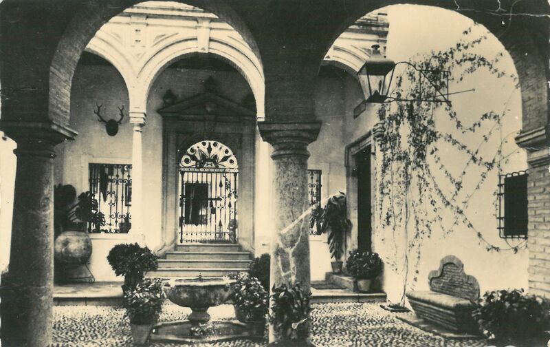 Archivo:Patio de una casa particular 1.jpg