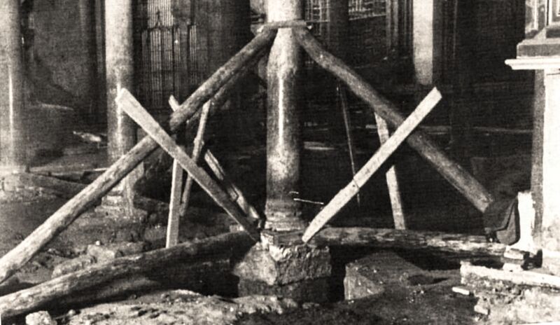Archivo:Armazón para apuntalar una de las columnas afectadas en las excavaciones de las naves occidentales de Abd al-Rahman I, dirigidas por Félix Hernández en la Mezquita Catedral. 1932. .jpg