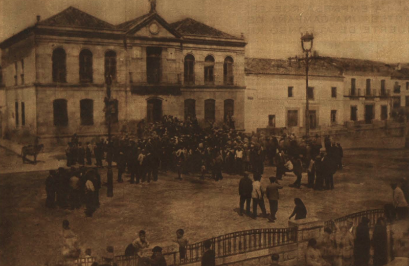 Archivo:Protesta obrera en Belalcázar ante el Ayuntamiento para reclamar ser asignados a fincas para trabajar. Ahora 28 de marzo de 1936. .png