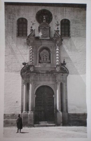 Archivo:Córdoba, puerta de la parroquia de la Trinidad, producciones Loty, Charles Alberty Jeanneret, s.f. (aprox. 1930) .jpg