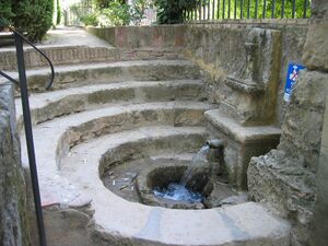 Fuente de piedra en el Jardín Alto en el Alcázar (4).jpg