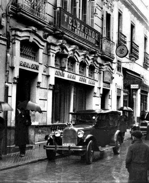 Archivo:Teléfonos calle Gondomar.jpg