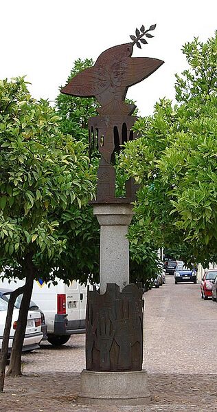 Archivo:Salvador morera plaza manzano.JPG