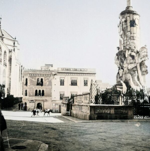 Archivo:Entorno del Tirunfo de San Rafael de la puerte del Puente (1941). Erika Groth-Schmachtenberger.jpg