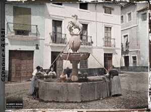 Plaza del Potro. Mujeres cogiendo agua de la fuente.jpg