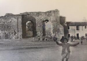 Puerta Sevilla con niños (1945).jpg
