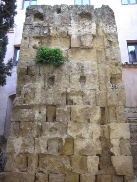 Archivo:Alcazar andalusi. Torre y muralla1.jpg