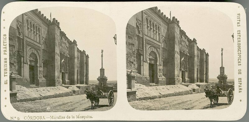 Archivo:Calle Torrijos con el muro oeste de la Mezquita-Catedral.Imagen esterescópica. Alberto Martín, 1920-1930. Institut Cartogràfic i Geològic de Catalunya.jpg