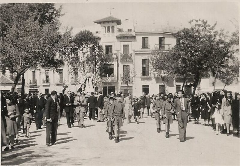 Archivo:María Santísima de la Paz y Esperanza primera salida procesional, desde la Plaza de Capuchinos 1941. Plaza de Colón.jpg