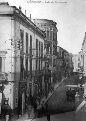 Calle Gondomar con rótulo de La Perla (años 1910).png
