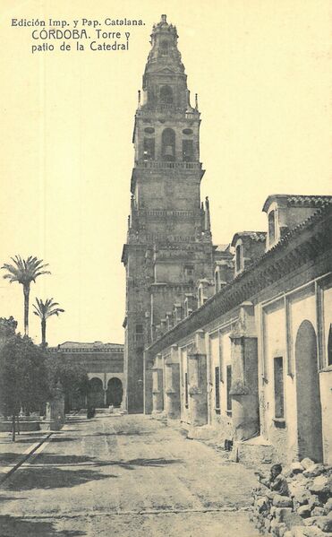 Archivo:Torre y patio de la Catedral.jpg