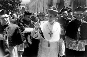 Fray Albino en el patio de los Naranjos (1946).jpg