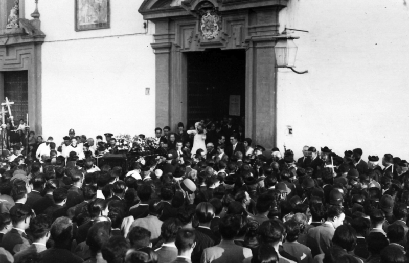 Archivo:El ataud entra en la iglesia de los Dolores. Entierro de Julio Romero de Torres. Museo de Bellas Artes (1930).png