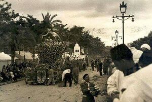 Desfile de carrozas ante una delegación marroquí. (Mayo 1946).jpg