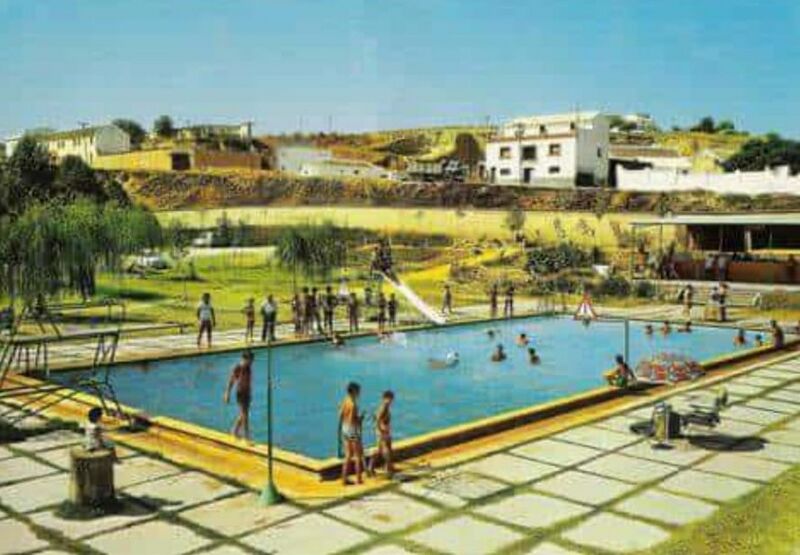 Archivo:Piscina municipal de Fernan Nuñez.Cordoba.jpg