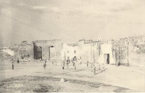 Puerta Sevilla (1945) con niños jugando.jpg