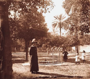 Patio de los Naranjos. 1910. Lorenzo Almanza.png