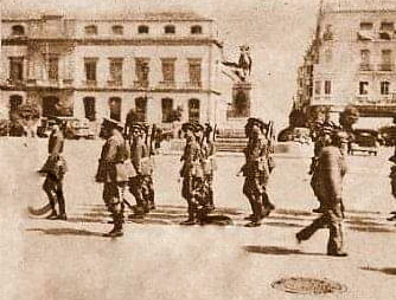 Archivo:Patrulla de fuerzas del Ejército en la Plaza de Las Tendillas (en ese momento rotulada "Plaza de La República"), con motivo de una huelga en el año 1932. Foto Santos. .jpg