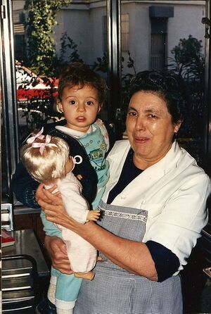 María con su nieta Alba.jpg
