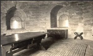 Interior de la Torre de la Malmuerta (mesa).jpg