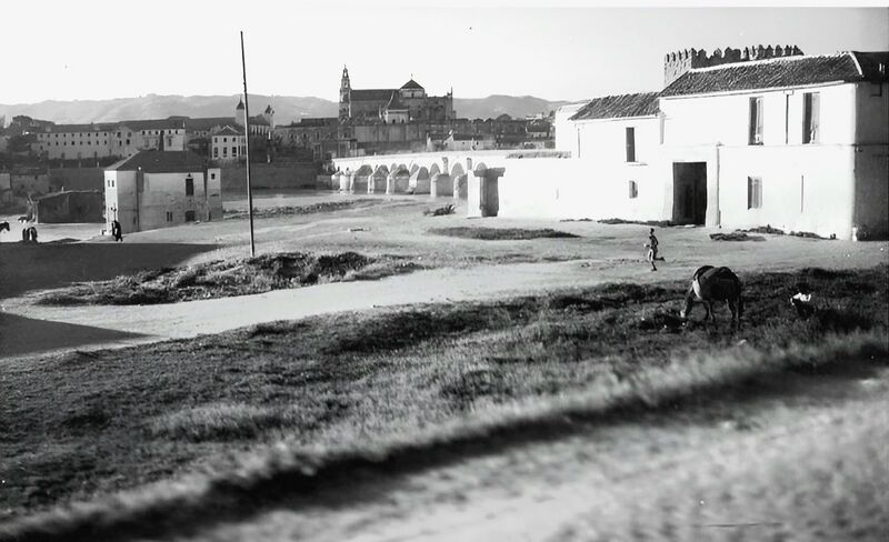 Archivo:Entorno de la Torre de la Calahorra (años 1940).jpg