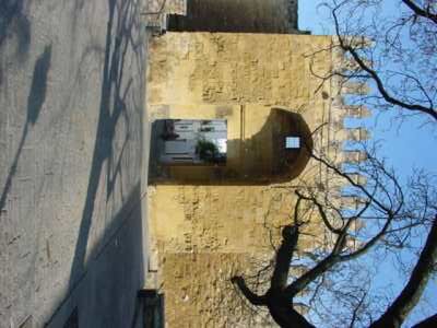 Archivo:Puertadealmovodavr.JPG