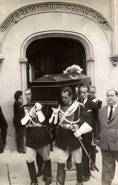 Archivo:Entierro de Julio Romero de Torres. A hombros de la guardia municipal de gala. Mayo 1930.Fotografia archivo Municipal de Córdoba. .jpg