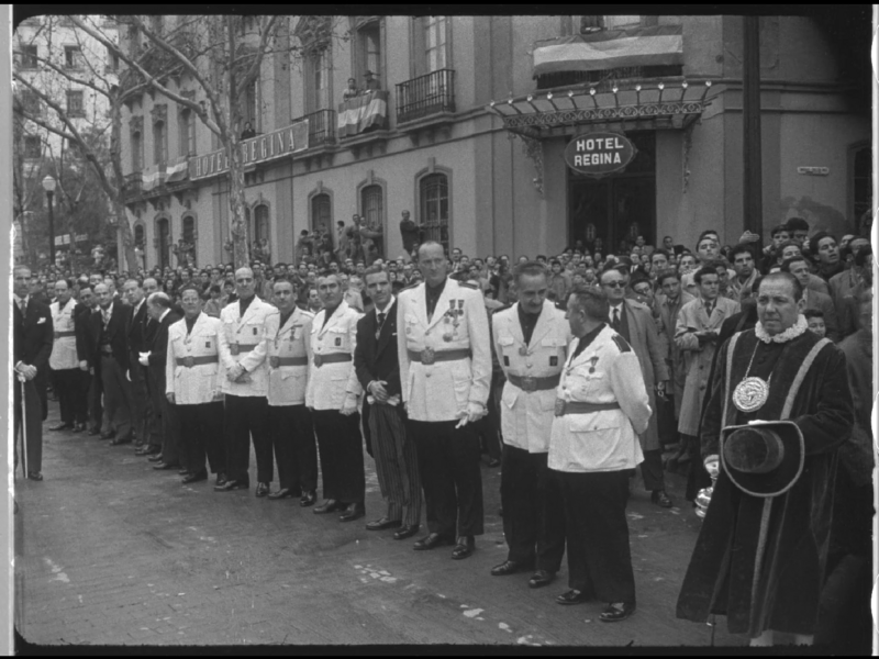 Archivo:Comitiva esperando Comitiva del príncipe saudí em Rnda de los Tejares, frenet al hotel Regina (1957).png