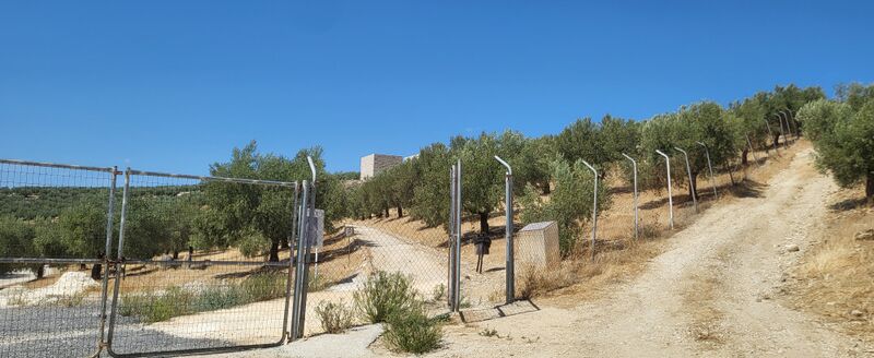 Archivo:Entrada al complejo de Torreparedones.jpg